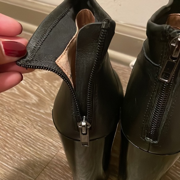 Renvy Cara cupped heel ankle black leather 4.5 inch booties/ boots in size 11 - Picture 4 of 11